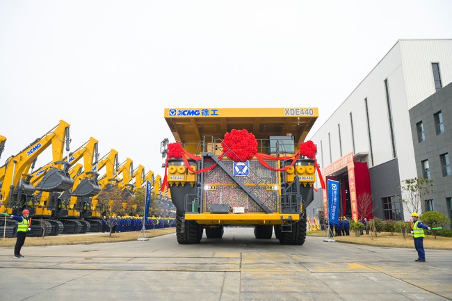 XCMG launches the world’s ,largest rear-drive rigid mine with a load of 400 tons.