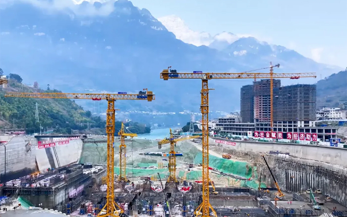 峡谷之间， 大渡河畔，徐工行走“钢铁巨人”助力水电建设