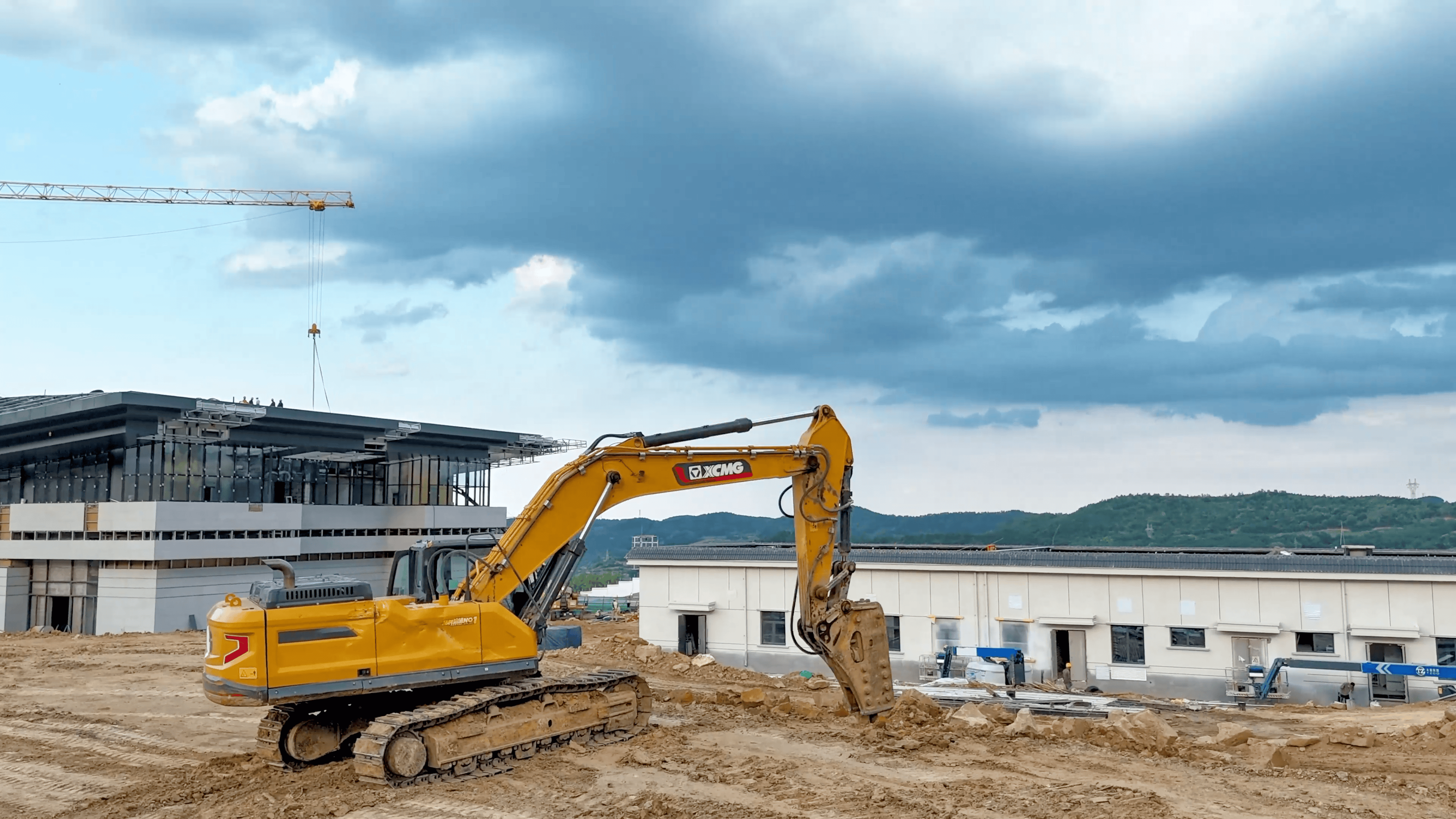 破塬开路！徐工挖机助力宜君高铁枢纽建设