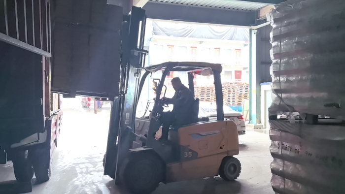 徐工叉车赋能山东玻璃瓶厂：破解易碎品搬运难题