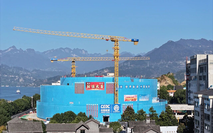 徐工XGT7026-12S1塔机助力三峡“智慧名片”封顶