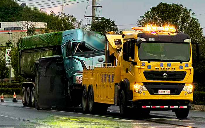 雨夜紧急保畅作业 徐工清障车全力守护道路畅通