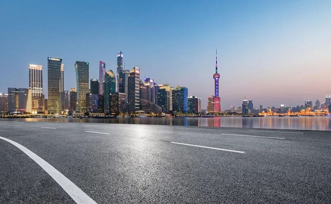 徐工刮板式保温运输车：上海沥青路面施工的专业之选