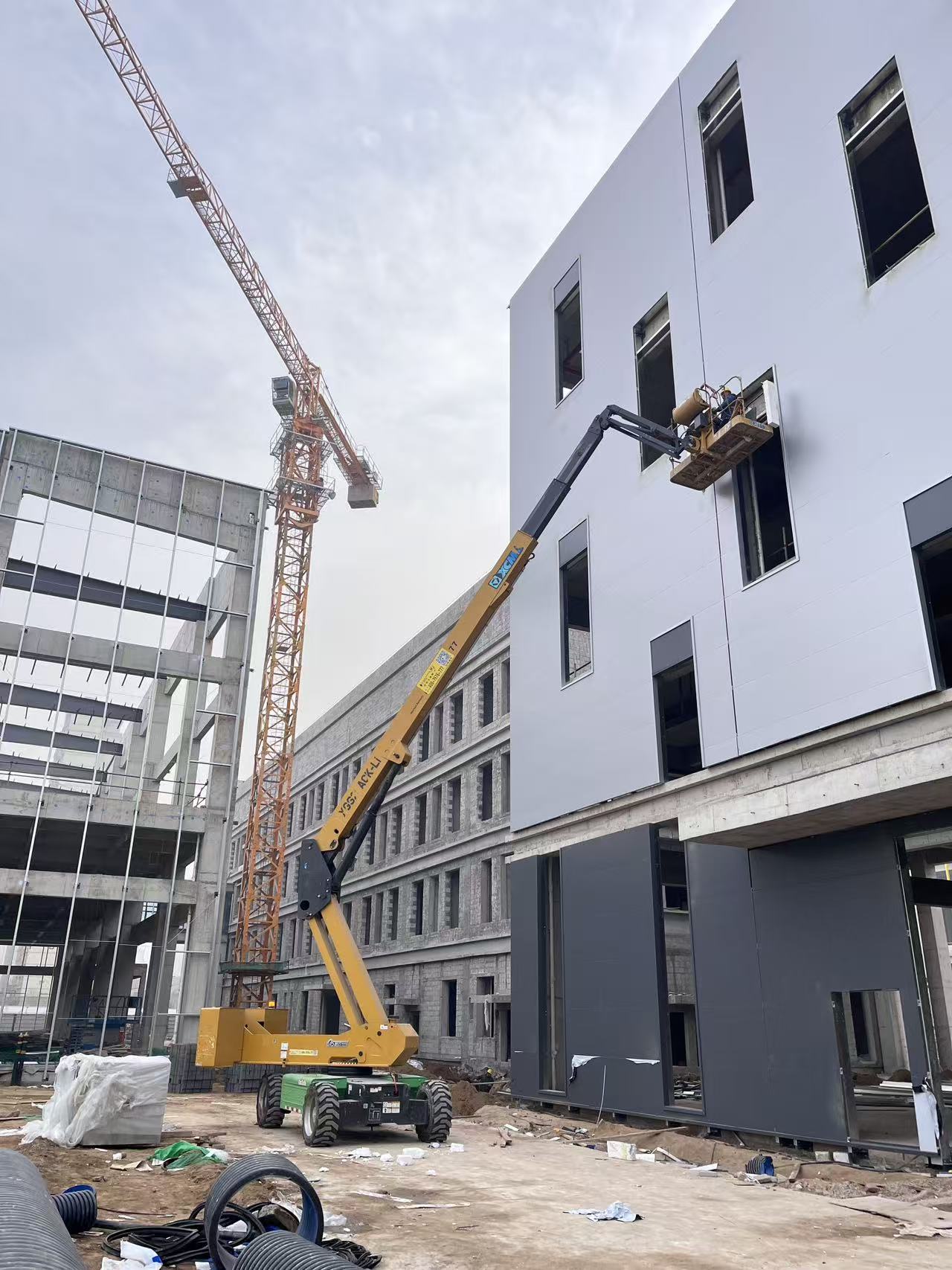 零碳动力 + 全心服务，徐工助力雄安国贸高效建造