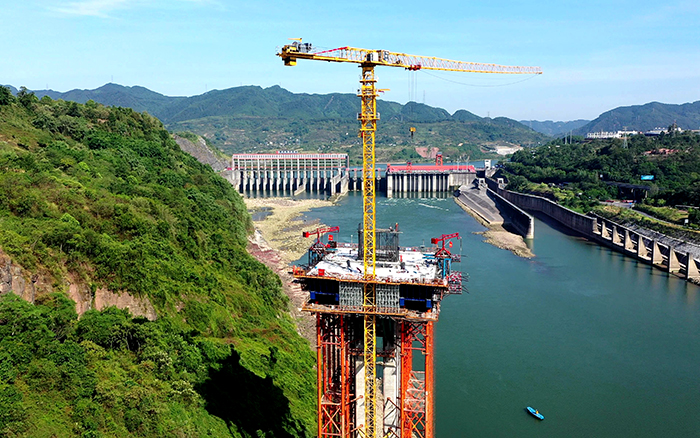 徐工双塔助建嘉陵江畔的“钢铁脊梁”