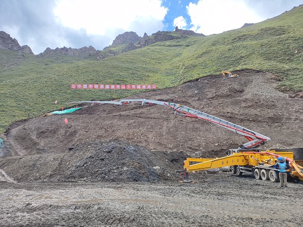 独库公路“云端浇筑”！徐工泵车在世界屋脊写下中国精度