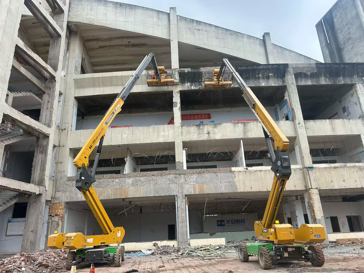 助力体育馆蝶变，这款徐工高空作业平台也太 “能打” 了