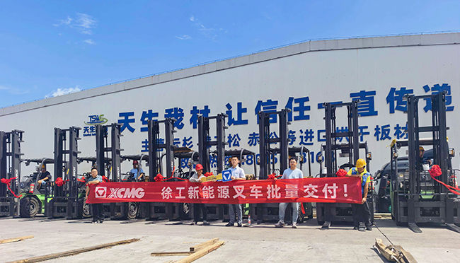 徐工孔雀系列叉车批量交付华东大型板材厂