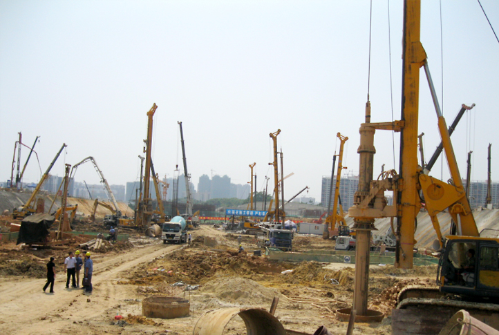 徐工旋挖钻机在南宁火车站施工