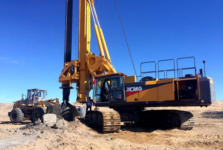 屹立戈壁滩-，XR360旋挖钻机助力京新高速公路工程建设