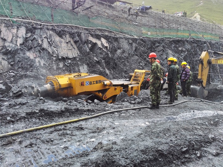 2015年8月徐工高原型隧道掘进机在西藏拉洛水利工程施工