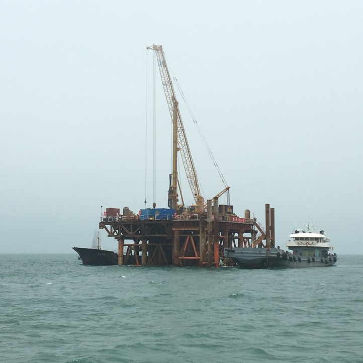 2017年6月徐工XR550旋挖钻机力助福清兴化湾海上风电场项目建设