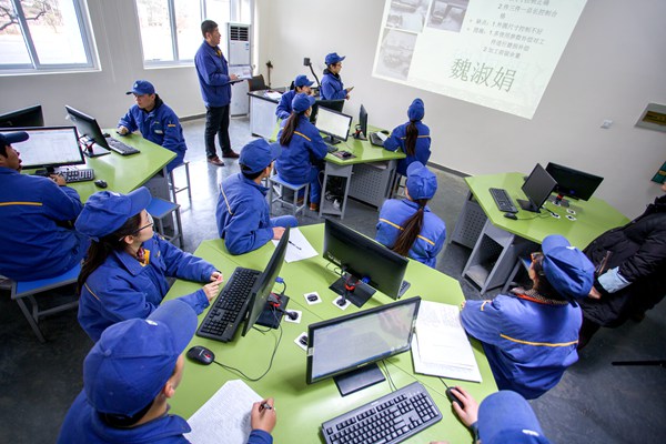 数控课上同学们利用咨询区的电脑查阅资料制作PPT总结课堂任务