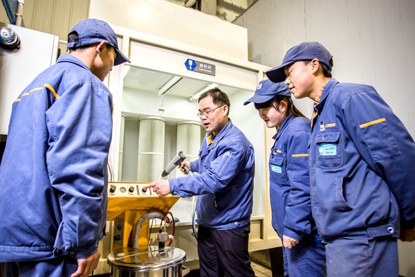 老师在涂装教学区讲解喷涂要领