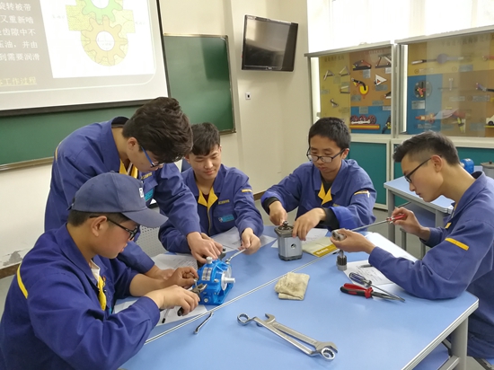 机械基础课上同学们在进行机械元器件的拆装操作