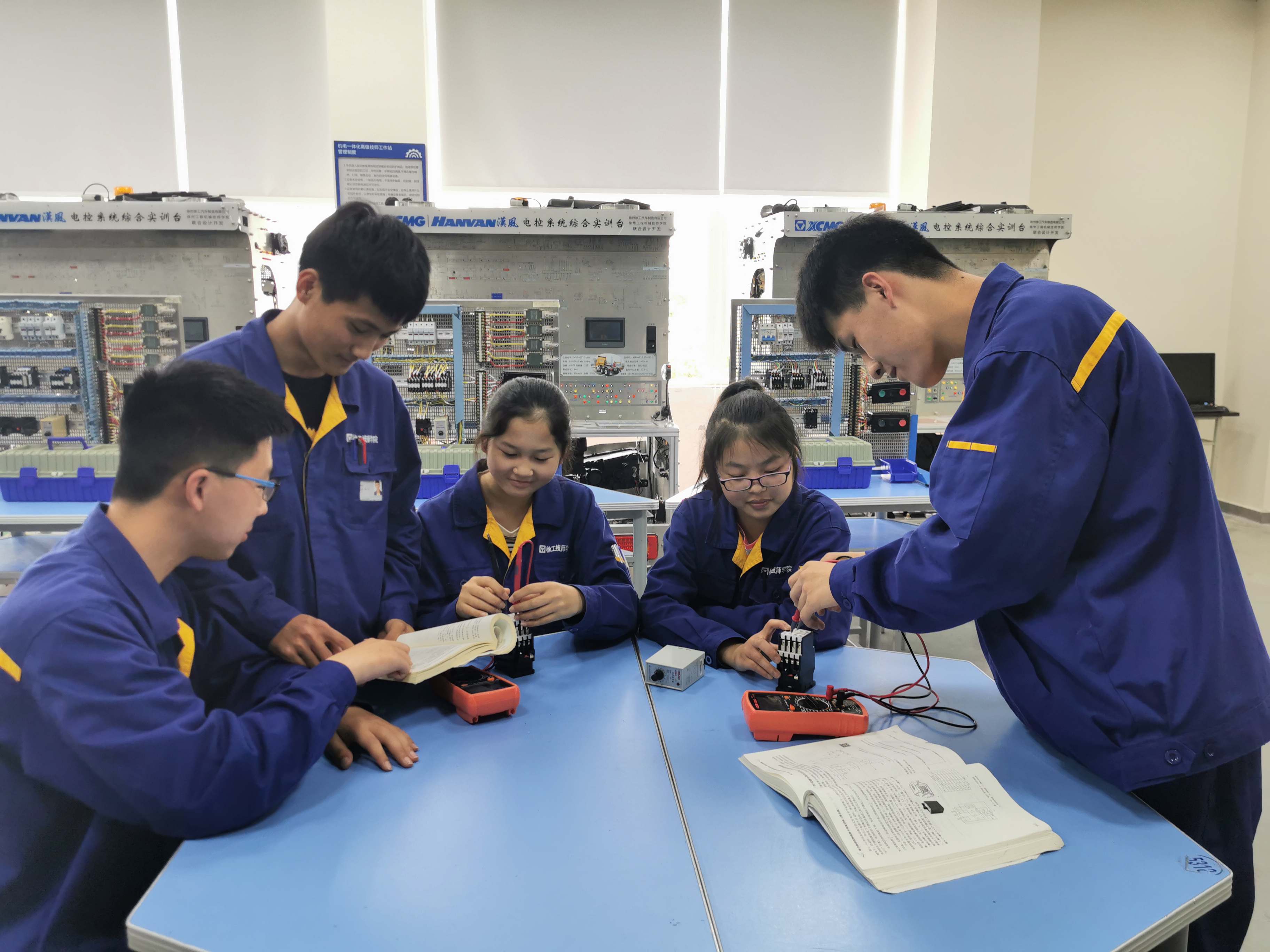 设备电气系统安装与检修课上同学们在进行电气元器件的检测