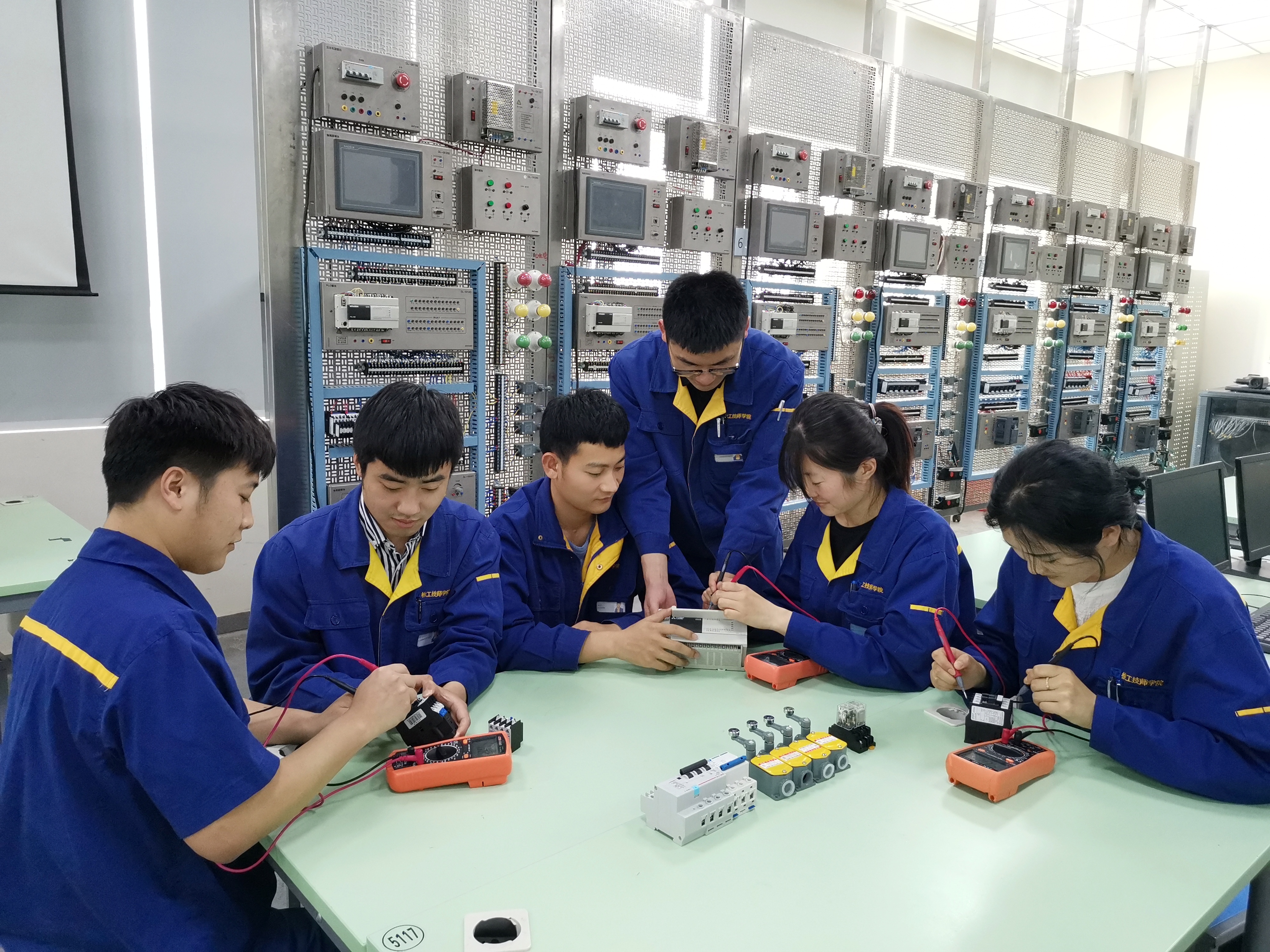 设备电气装置设计装调与检修课上同学们在进行电气元器件的检测