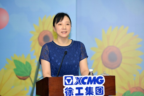 徐工集团副总经理,党委委员韩冰宣读《关于表彰二〇二一届"徐工集团