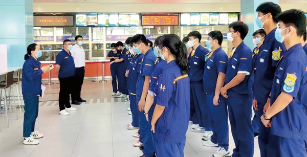 打造让学生放心的阳光食堂学院开展食堂后厨开放日活动