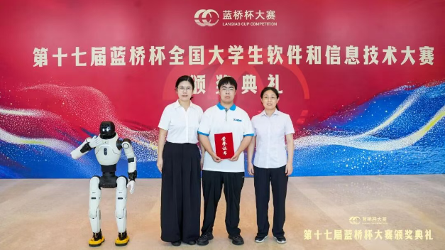 徐工技师学院学子站上北大领奖台：拿下了全国一等奖！